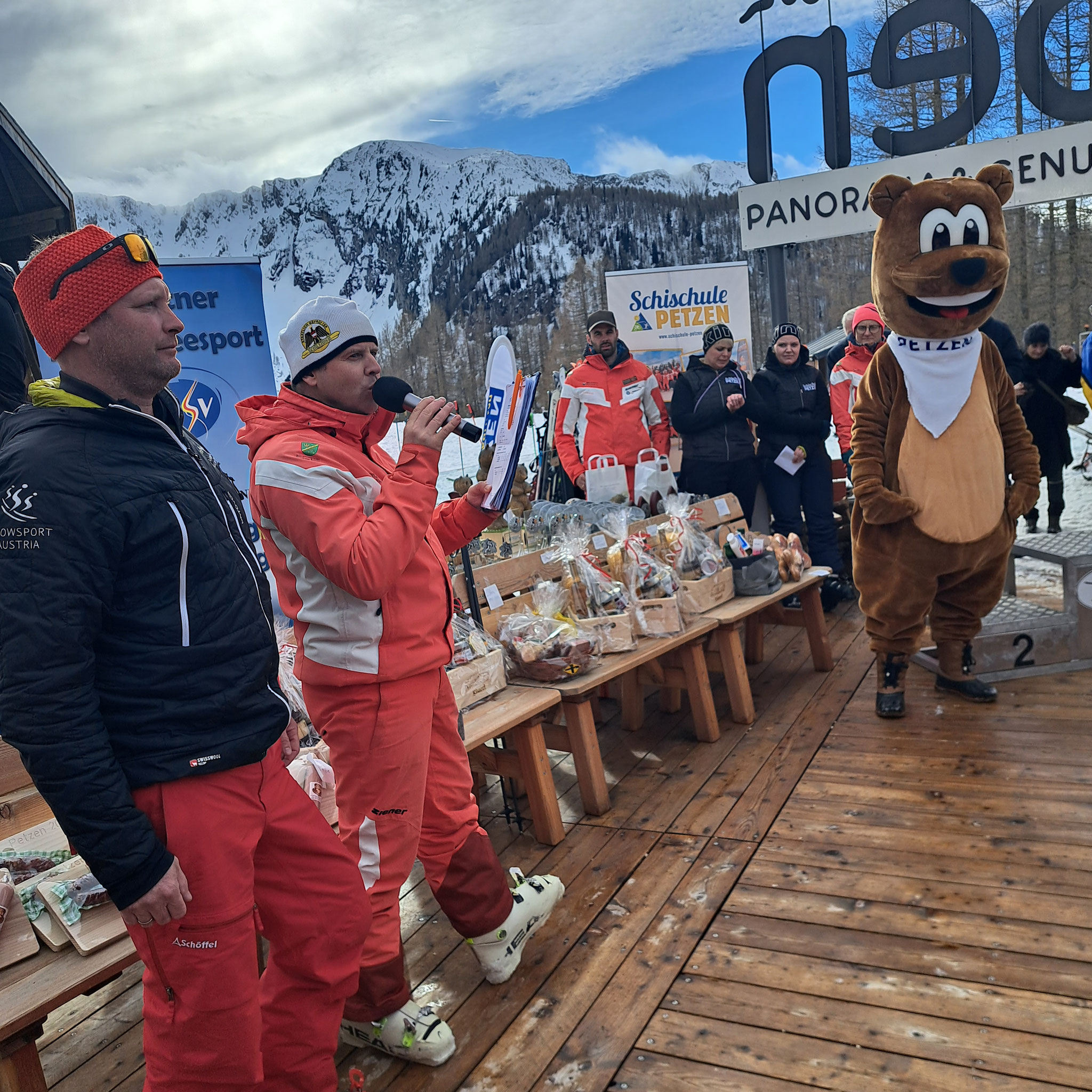 Petzi, der Petzen-Bär, beim Saisonabschluss der Schischule Petzen mit Panorama der Petzen-Gipfel